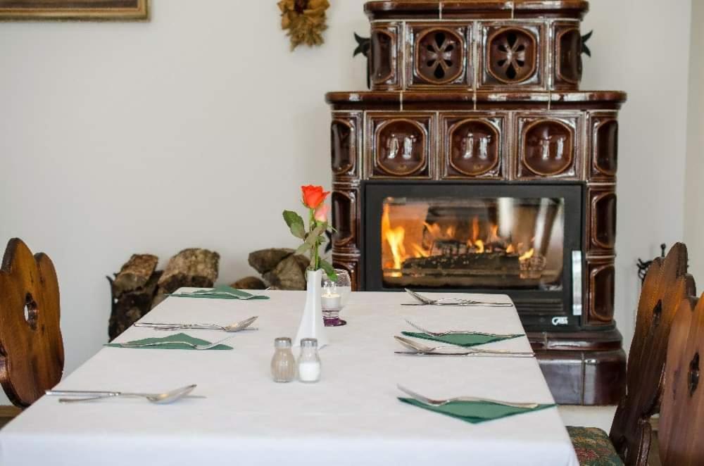 Lesni Hotel Perslak Nová Bystřice Buitenkant foto